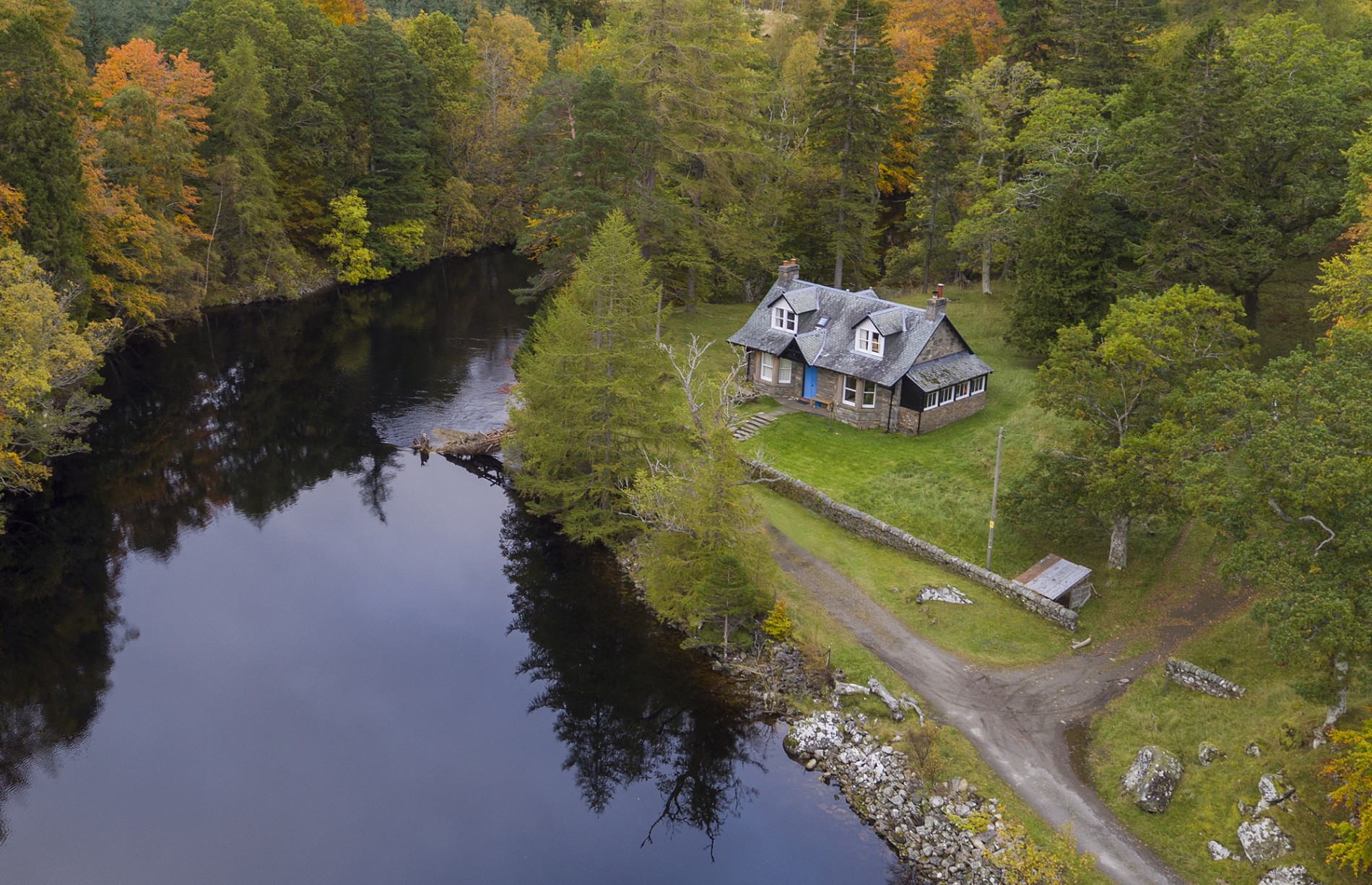 holiday-cottages-close-to-loch-or-river-for-fishing-and-boating